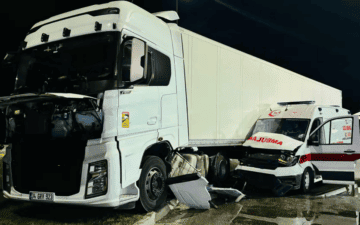 Tır ambulans kazası