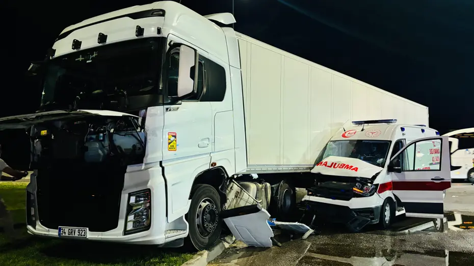 Tır ambulans kazası